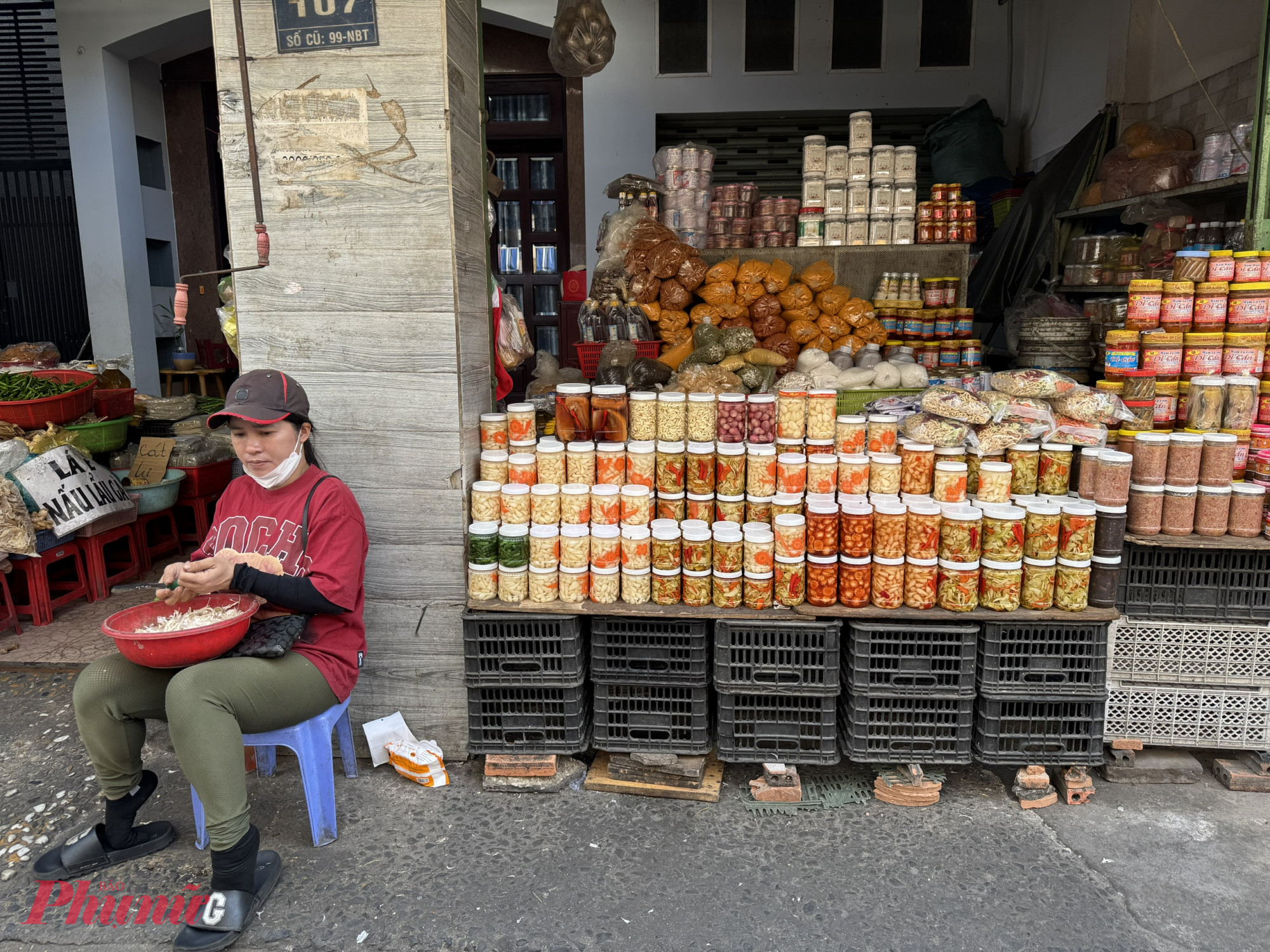 Do sức mua kiệu tươi giảm, nên nhiều điểm bán hàng tranh thủ khoảng thời gian lúc trưa vắng khách để ngồi lột kiệu, rồi chết biến dưới dạng ngâm để bán cho khách, với giá khoảng 35.000 - 80.000 đồng/hũ, tùy trọng lượng là hũ 300 - 500gam. 
