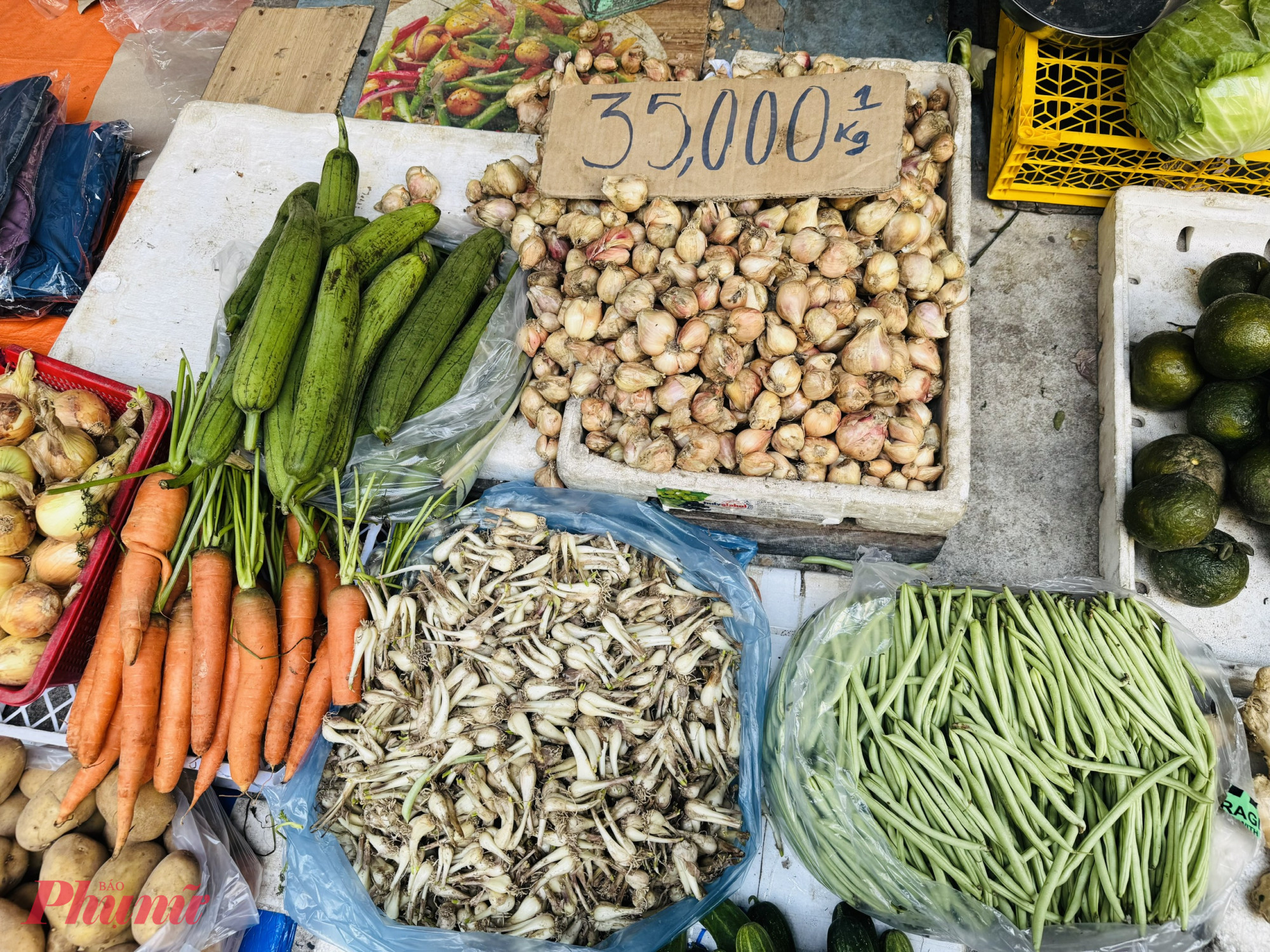 Như tại điểm bán này, kiệu có giá là 60.000 đồng/kg, riêng hành được cho là hành Bắc có giá chỉ 35.000 đồng/kg