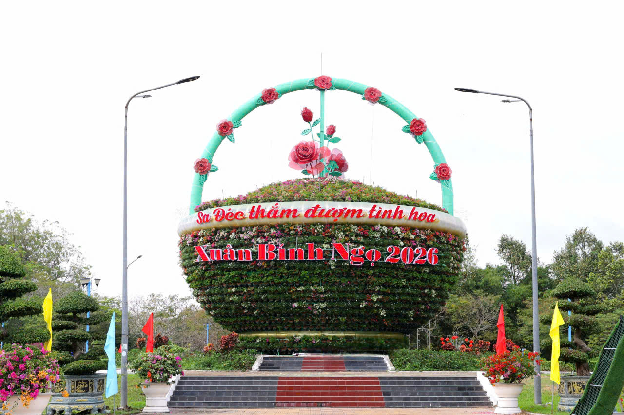 Làng hoa Sa Đéc (Đồng Tháp): Từ TP.HCM, Sa Đéc (Đồng Tháp) là điểm đến vừa tầm cho chuyến du lịch ngắn ngày dịp Tết 2026, khi xu hướng “đi chậm”, khám phá làng nghề truyền thống ngày càng được ưa chuộng. Quãng đường khoảng 135–140km, di chuyển 3–3,5 tiếng bằng xe khách từ bến xe Miền Tây (80.000–150.000 đồng/chiều), ô tô cá nhân hoặc các tour 1–2 ngày xuất phát từ TP.HCM - Ảnh: Phước Vũ