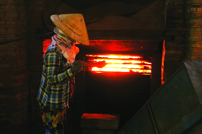 Khép lại hành trình là bữa cơm Tết giữa vườn cây trái, với cá tai tượng chiên xù vàng ruộm, cuốn rau vườn ven sông. Vị chát nhẹ, vị chua thanh quyện vào nhau, để lại dư vị mộc mạc, ấm áp – như chính tinh thần của một chuyến du xuân làng nghề đầu năm - Ảnh: Thành Lâm