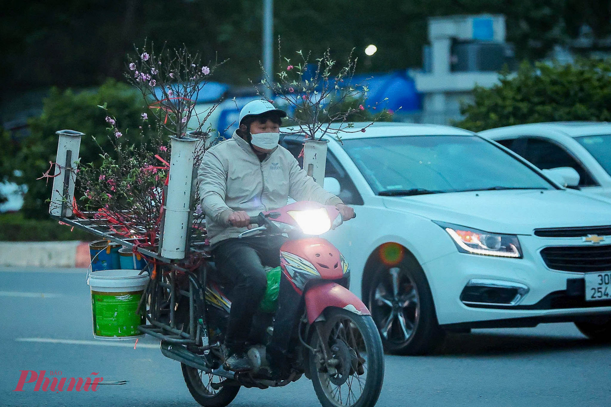 Theo Trung tâm Dự báo Khí tượng Thủy văn Quốc gia, hôm nay (22/1), do ảnh hưởng của khối không khí lạnh mạnh, miền Bắc tái diễn rét đậm, rét hại trên diện rộng; khu vực núi cao có nguy cơ xảy ra băng giá. Thời tiết tại Hà Nội có nhiều mây, có mưa, mưa nhỏ rải rác; gió Đông Bắc cấp 2–3; trời rét đậm; nhiệt độ 11–17 độ C.