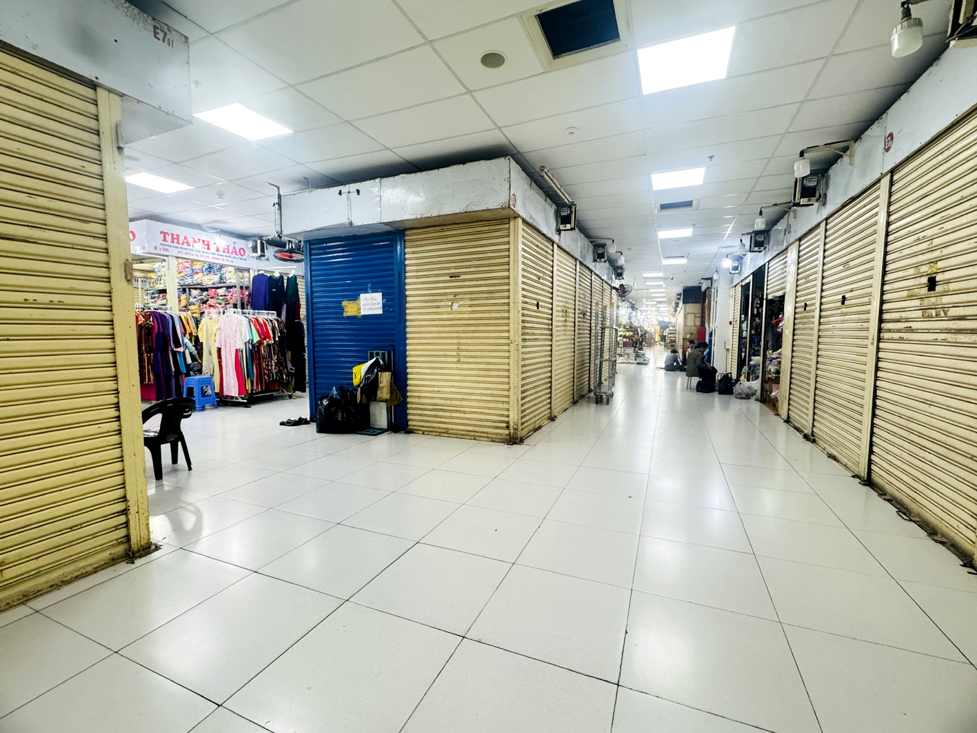 Nhiều sạp trong chợ An Đông đóng cửa, treo bảng “cho thuê sạp” do kinh doanh ế ẩm,  chủ sạp lúng túng với các quy định về kê khai và nộp thuế theo doanh thu thực thay cho thuế khoán