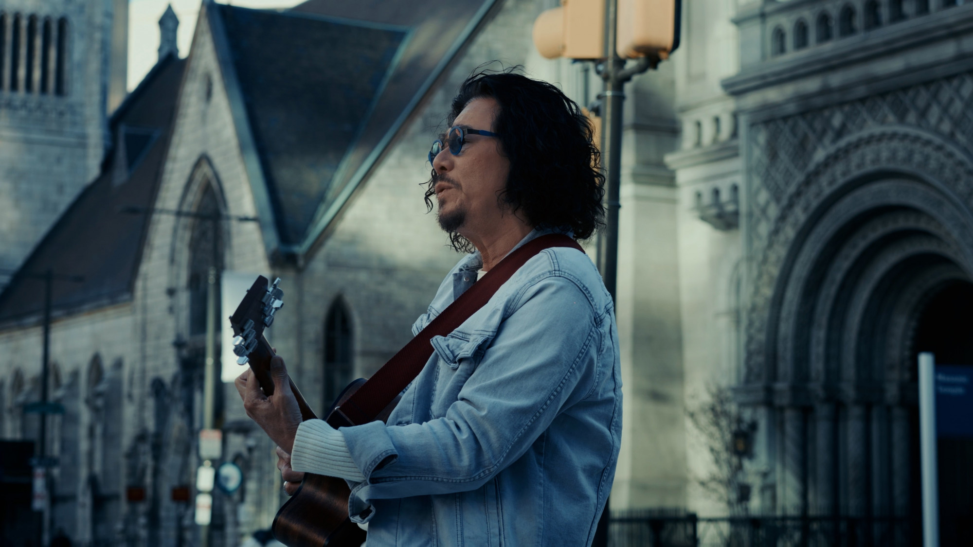 Hình ảnh trong MV do các con của Khắc Triệu chăm chút cho ông