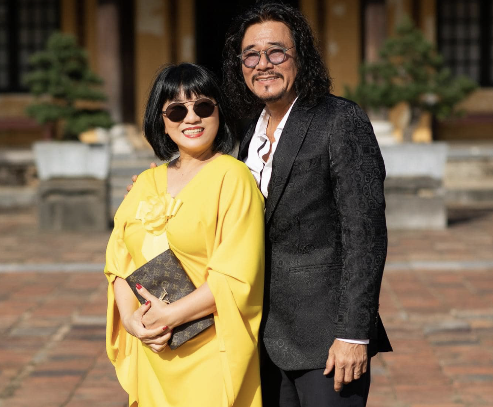 Khắc Triệu cho biết phải chịu thua sự kỹ tính của vợ trong công việc