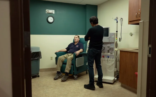 Tim Andrews đã đến thăm trung tâm lọc máu cũ của mình, Tiến sĩ Sanjay Gupta của CNN trong bộ phim tài liệu Tiến sĩ Sanjay Gupta Báo cáo: Dược phẩm động vật. Đài CNN