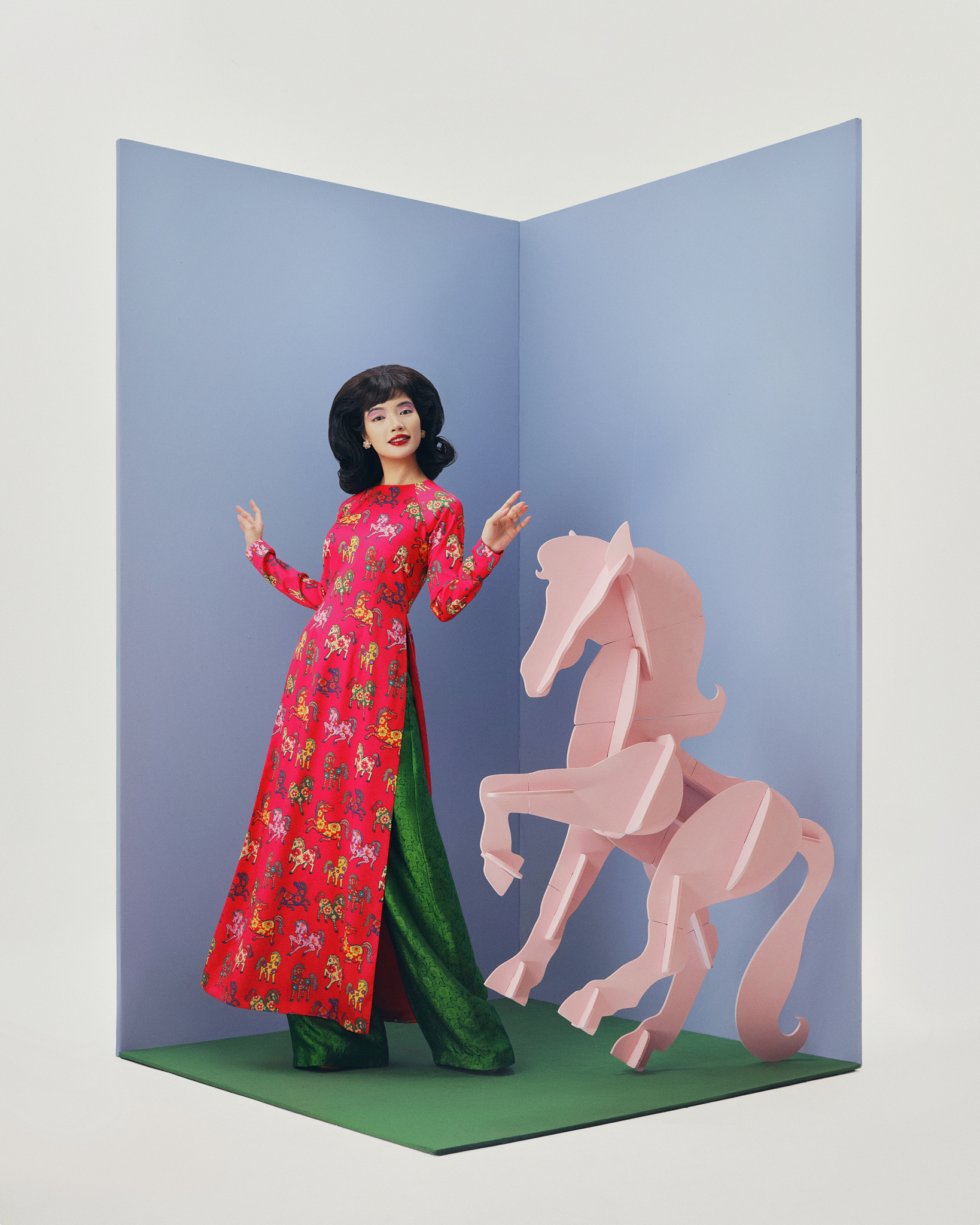 Áo dài không đứng riêng lẻ mà trở thành trung tâm của một “không gian Tết” mang tính sắp đặt, đúng với cách Thủy Nguyễn thường tiếp cận thời trang như một hình thức nghệ thuật tổng hợp.