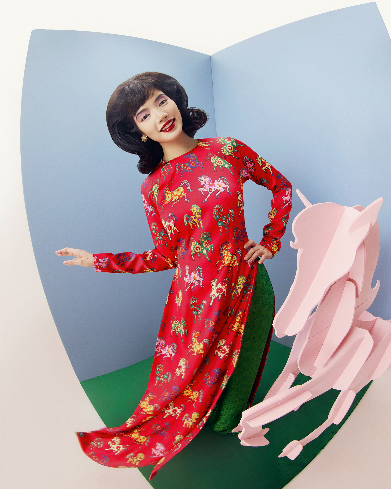 rên nền vải là các họa tiết hoa lá, linh vật và hình ảnh gợi nhắc tranh dân gian, được cách điệu bằng nét vẽ phẳng, màu sắc tươi sáng, tạo cảm giác vừa quen thuộc vừa mới mẻ. 