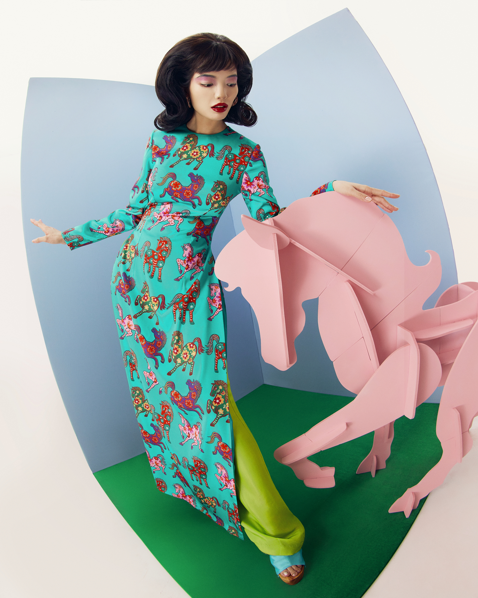 Điểm nhấn nổi bật của bộ sưu tập nằm ở họa tiết và bảng màu. Thủy Nguyễn sử dụng những mảng màu rực rỡ mang tinh thần Tết như đỏ son, hồng phấn, xanh ngọc, vàng non… được phối đặt táo bạo nhưng có chủ ý. 