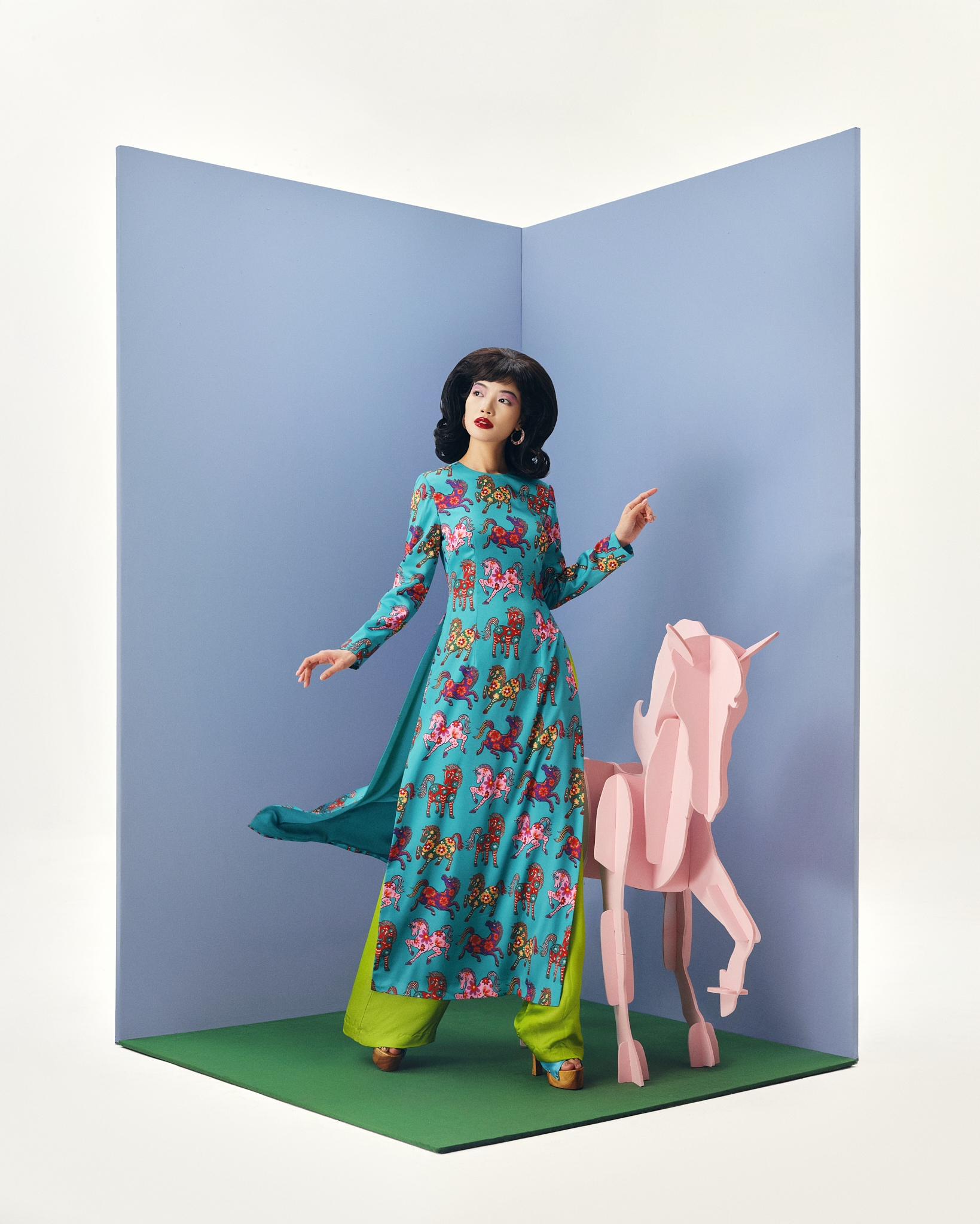 Cách xử lý in họa tiết liền mạch trên thân áo, tay áo và tà dài tạo nên một bố cục thị giác hoàn chỉnh, thay vì những điểm nhấn rời rạc.