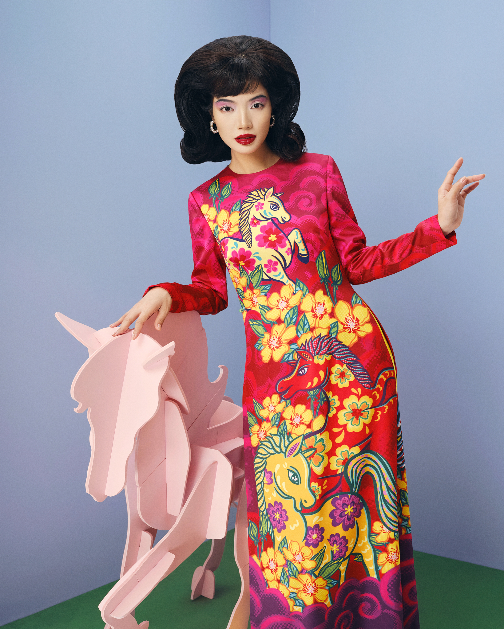 Các thiết kế áo dài vẫn giữ phom dáng truyền thống làm nền tảng, nhưng được xử lý linh hoạt để tạo cảm giác chuyển động nhẹ nhàng. Áo ôm vừa cơ thể, tà dài, kết hợp quần lụa hoặc quần ống rộng với gam màu tương phản, giúp tổng thể trang phục trở nên phóng khoáng, hiện đại hơn mà không làm mất đi vẻ nền nã vốn có của áo dài.