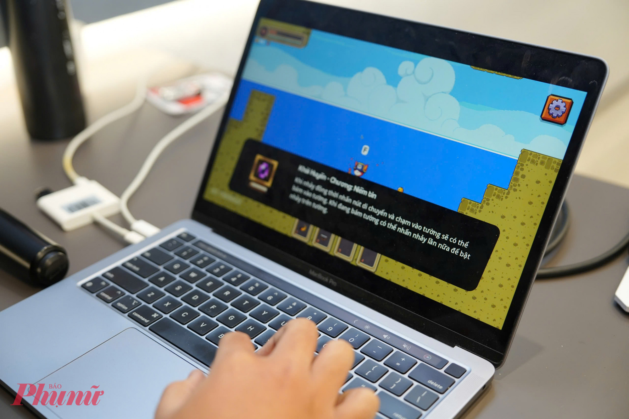 Sinh viên học môn SE116 trực tiếp với doanh nghiệp - Ảnh: N.L