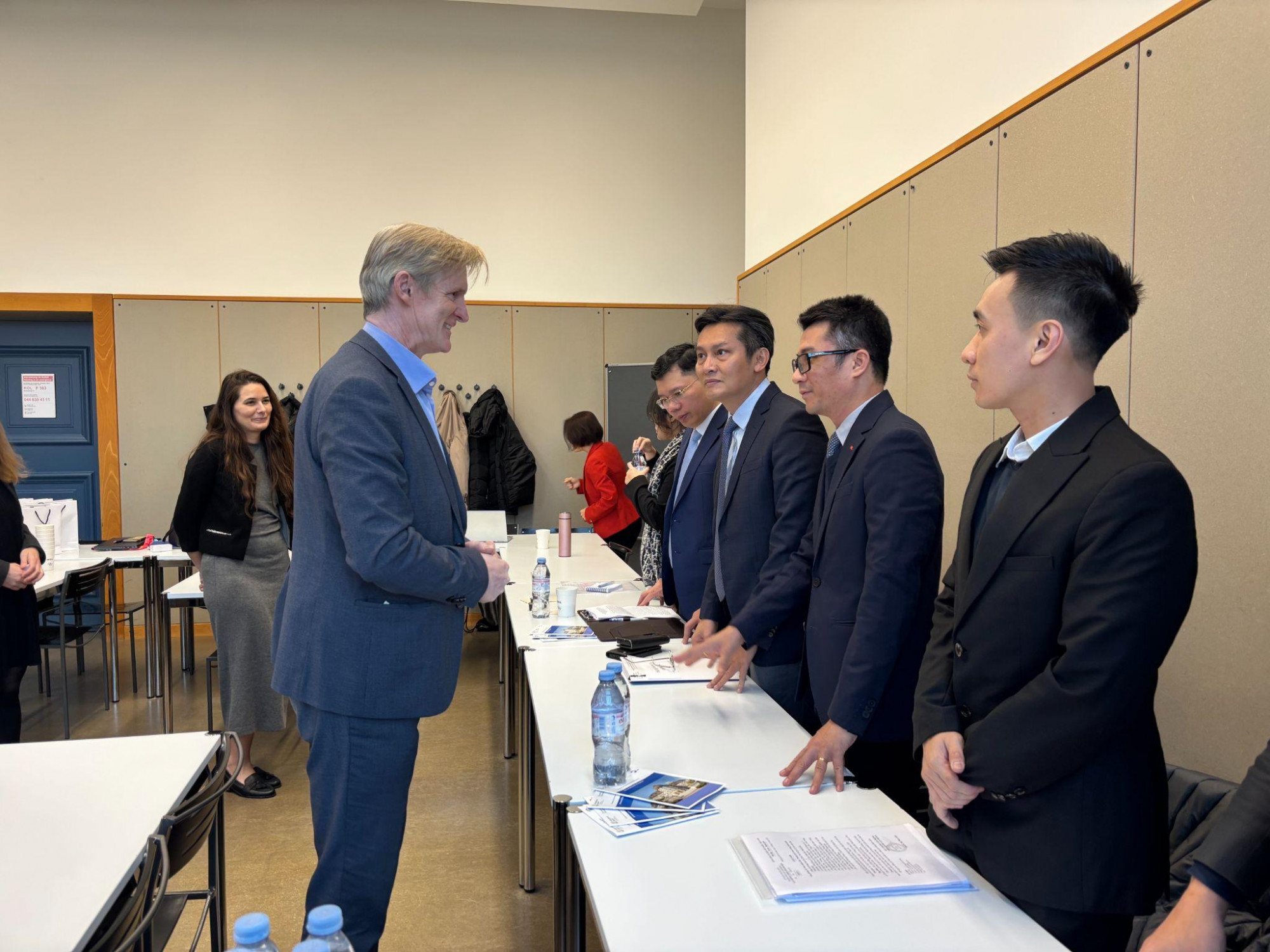 Đoàn công tác UBND TP.HCM đến thăm và làm việc tại Đại học Zurich, Thụy Sĩ   (Ảnh: HCMC C4IR).