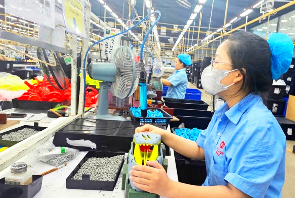 Công nhân Công ty TNHH Billion Max Việt Nam được lãnh đạo công ty hứa hẹn thưởng tết tăng 10% so với năm trước - Ảnh: Thuận Hóa