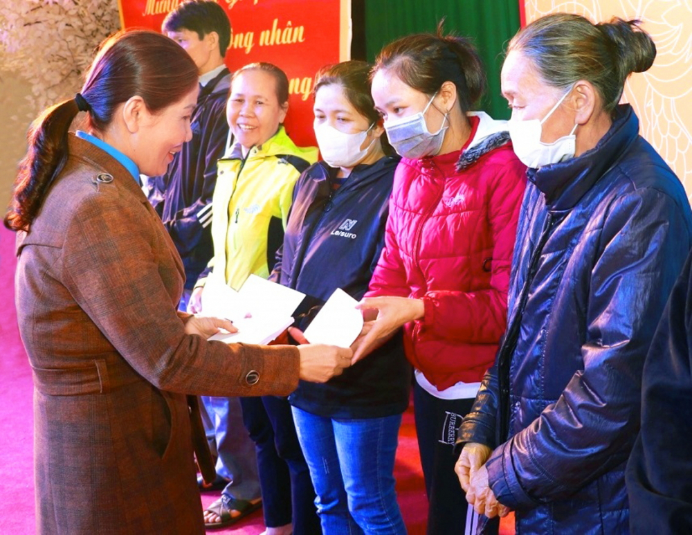 Công đoàn khu kinh tế, công nghiệp TP Huế trao quà hỗ trợ tết cho đoàn viên, người lao động khó khăn - Ảnh: Thuận Hóa