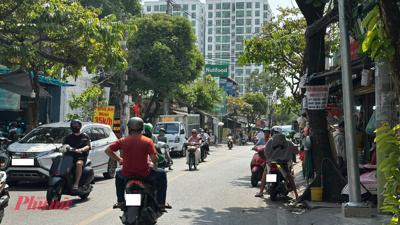 Một đoạn vỉa hè tại đường Lê Văn Lương bị lấn chiếm, lại ngay đoạn vạch liền trở thành bài toán khó cho các phương tiện di chuyện đi qua khu vực này - Ảnh: Thanh Thuý