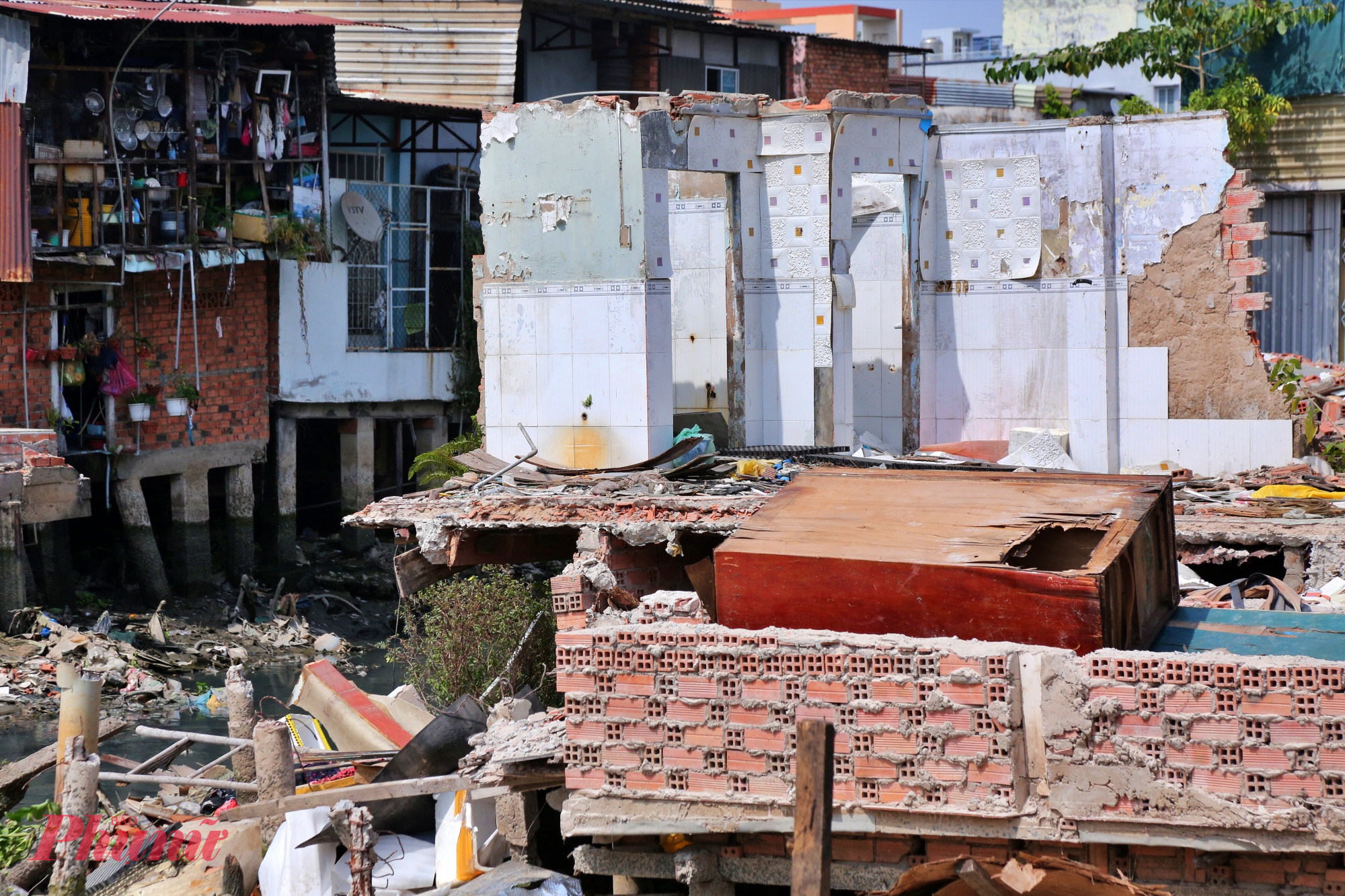 Theo người dân, các hộ giải tỏa toàn phần được hỗ trợ 15 triệu đồng, các hộ giải tỏa một phần được hỗ trợ 7,5 triệu đồng, giúp người dân trang trải chi phí tháo dỡ, sửa sang nhà cửa.