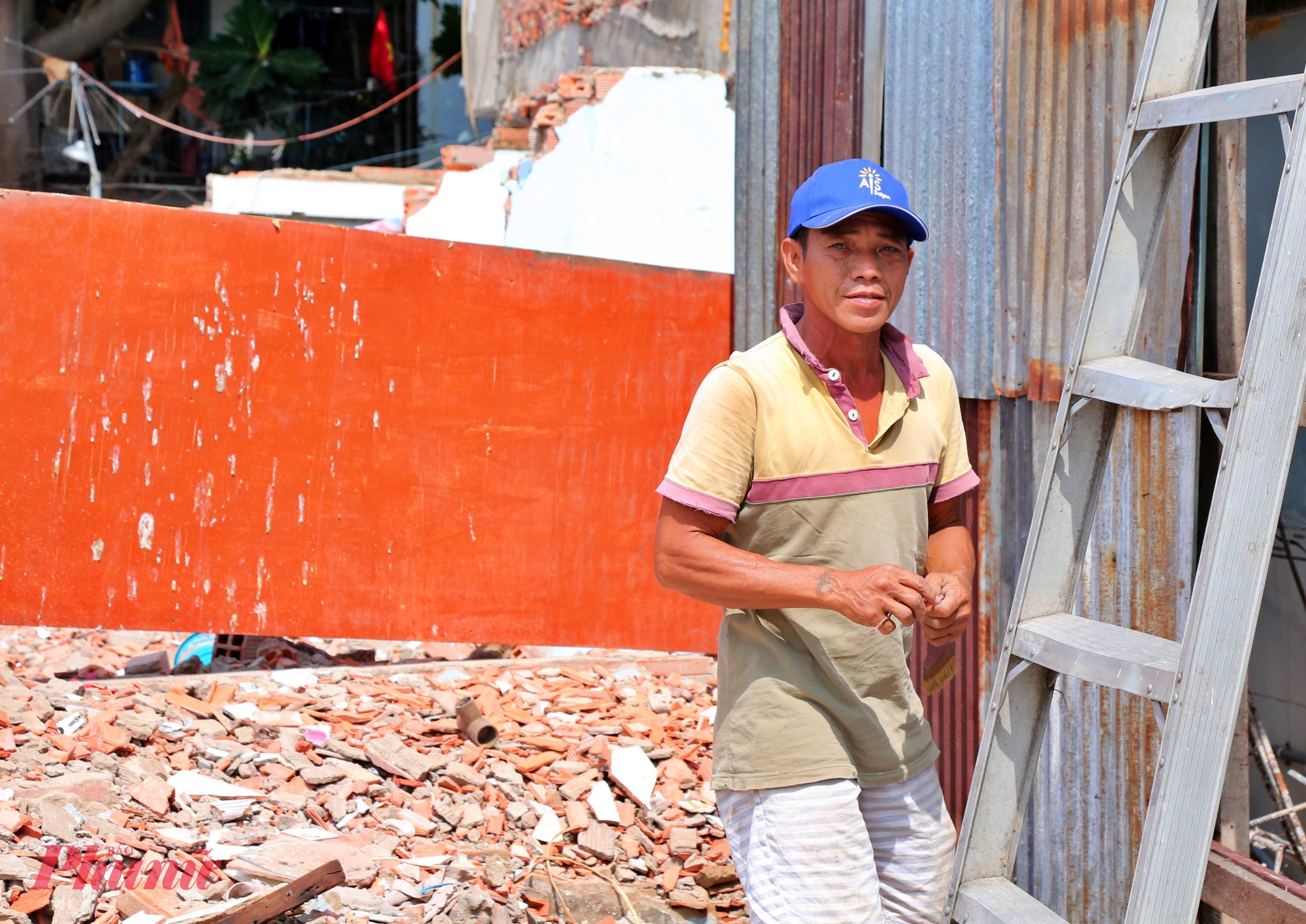 Ông Hồ Văn Hồng (phường Gia Định) đang tất bật dọn dẹp, chỉnh sửa lại những phần nhà sau khi đã tháo dỡ lùi vào trong. 