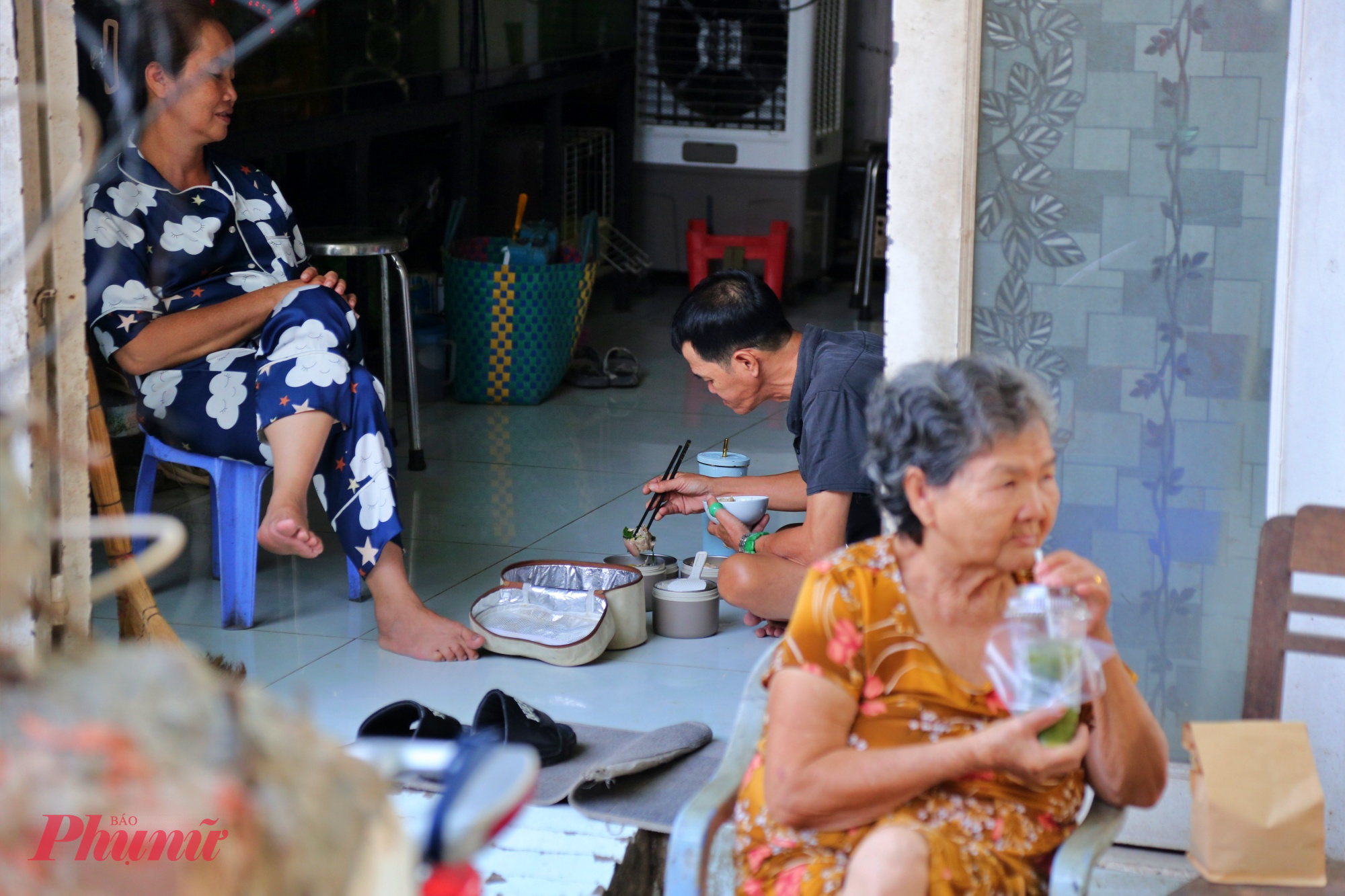 Cách đó không xa, ngồi trước hiên nhà gần cầu Liên Phường, bà Trần Thị Nhung (phường Gia Định) chậm rãi chia sẻ: “Những ngày qua thấy hàng xóm bắt đầu tháo dỡ, gia đình tôi cũng không khỏi bồn chồn. Nhà tôi nằm trong diện giải tỏa toàn phần nên chắc chắn phải di dời. Tuy nhiên, do Tết đã cận kề, cập rập nhiều thứ nên ăn nốt cái Tết này ở nhà cũ, qua Tết mới tháo dỡ cho trọn vẹn”.