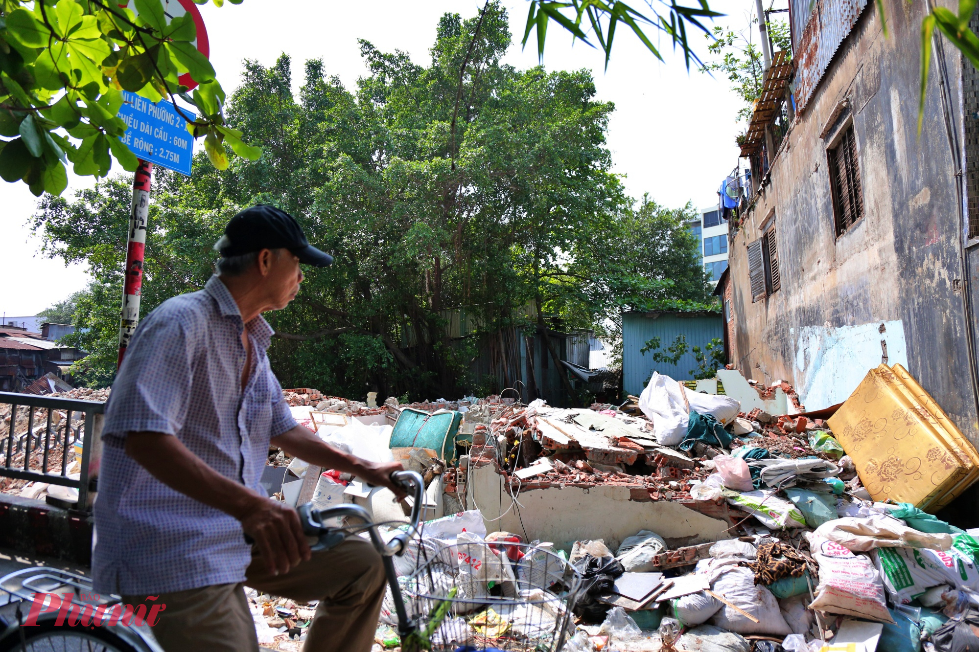 Xen lẫn sự tất bật là nhiều cung bậc cảm xúc bồn chồn, lưu luyến căn nhà cũ, nhưng cũng chan chứa kỳ vọng về một dòng kênh sạch hơn, môi trường sống tốt hơn trong tương lai.