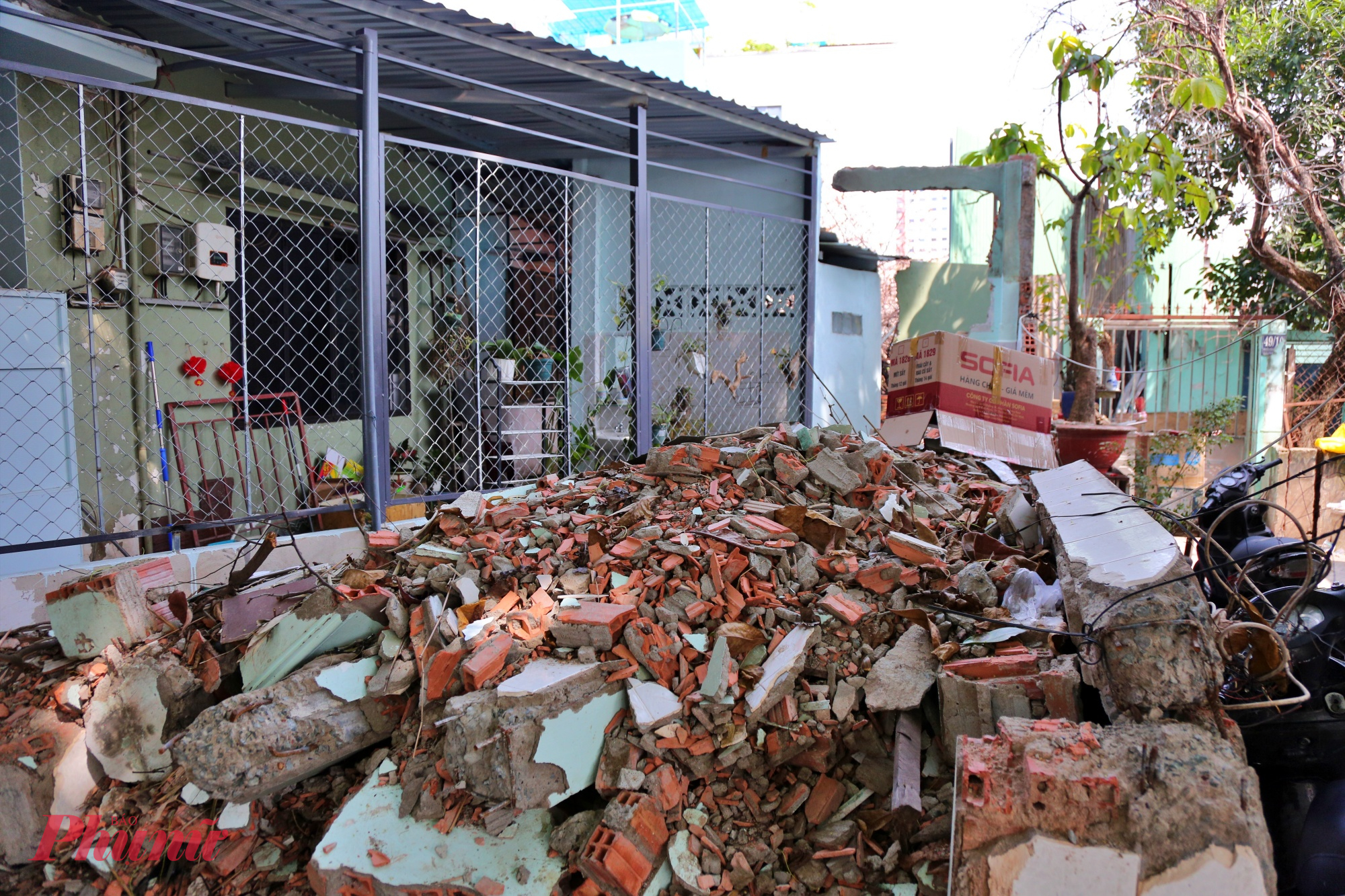 Theo bà Nhung, gia đình đã nhận tiền bồi thường hơn 2 tỷ đồng. Ngoài ra, do thuộc diện giải tỏa toàn phần, gia đình còn được chính quyền địa phương hỗ trợ thêm 15 triệu đồng để phục vụ việc di dời.