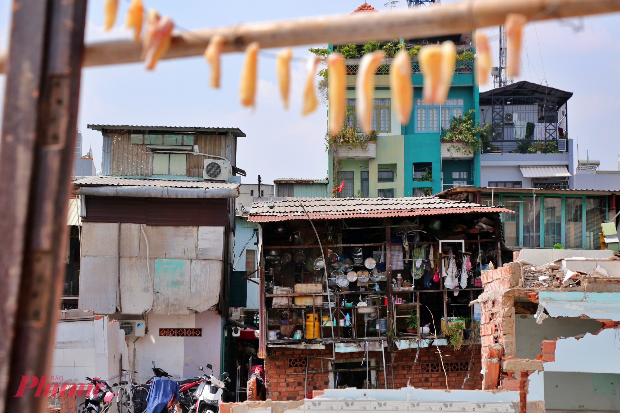 “Tôi thấy chính quyền đền bù thỏa đáng, nên bà con ai cũng cố gắng thu xếp sớm để bàn giao mặt bằng. Con kênh này ô nhiễm lắm, rác thải kín cả dòng kênh, cải tạo được thì tốt cho tất cả”, bà Nhung chia sẻ thêm.