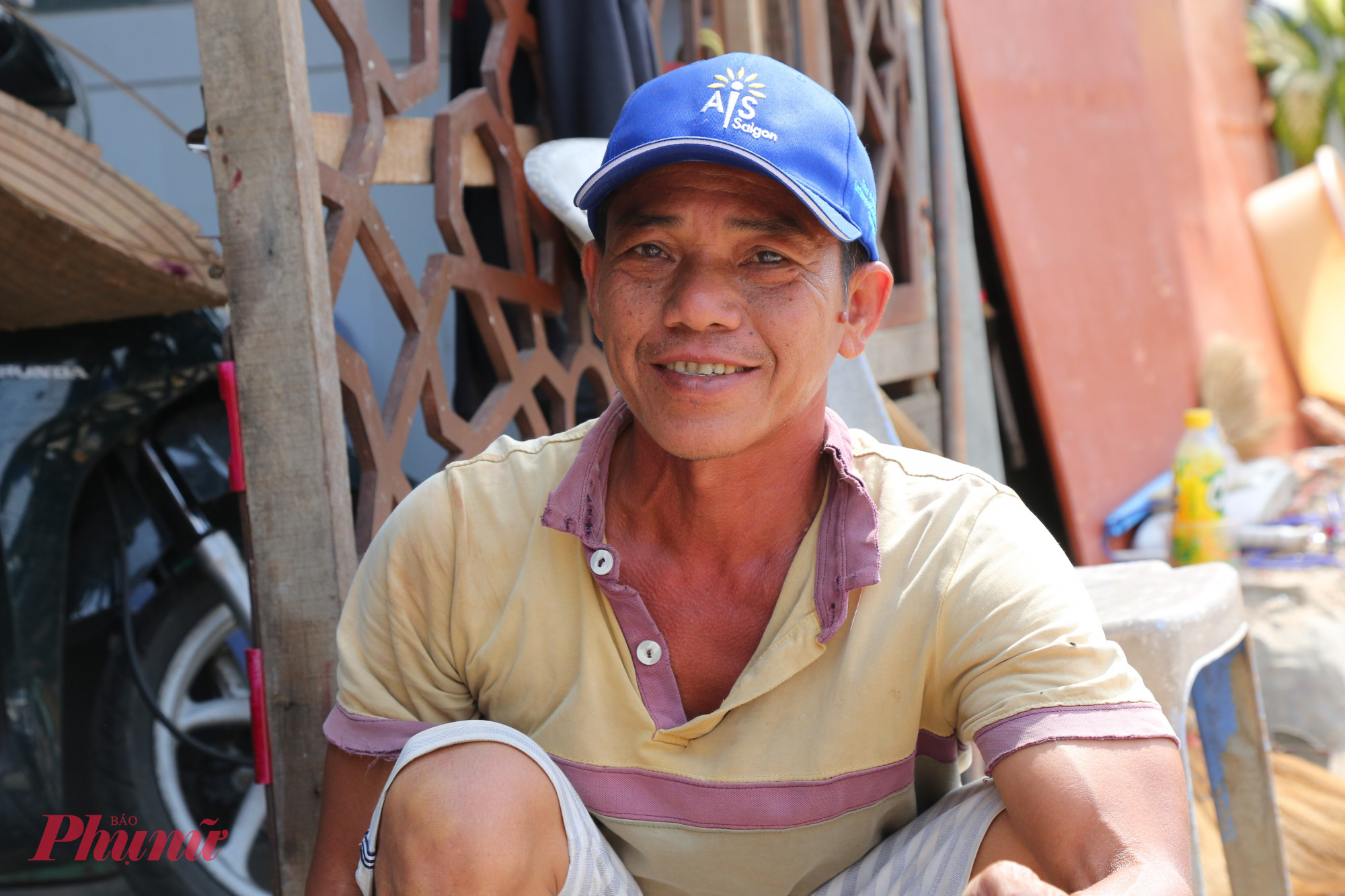 Giữa những ngày cuối năm, khi sắc xuân đang đến gần, việc tháo dỡ nhà cửa, di dời chỗ ở không tránh khỏi những xáo trộn, lo toan. Thế nhưng, từ câu chuyện của nhiều hộ dân ven rạch Xuyên Tâm có thể thấy rõ sự đồng thuận và chia sẻ vì lợi ích chung, với niềm tin rằng sau những hy sinh trước mắt, một diện mạo đô thị khang trang, sạch đẹp hơn sẽ sớm hình thành.