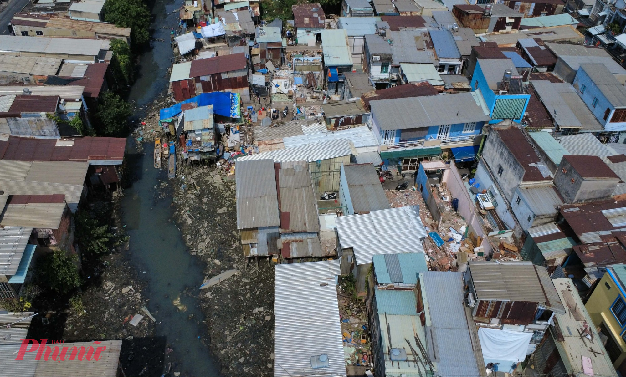 Một số gia đình chọn dọn đi sớm, số khác cố gắng chờ qua Tết mới chuyển chỗ ở, coi đây như cái Tết cuối cùng gắn bó với mái nhà đã gắn bó hàng chục năm.
