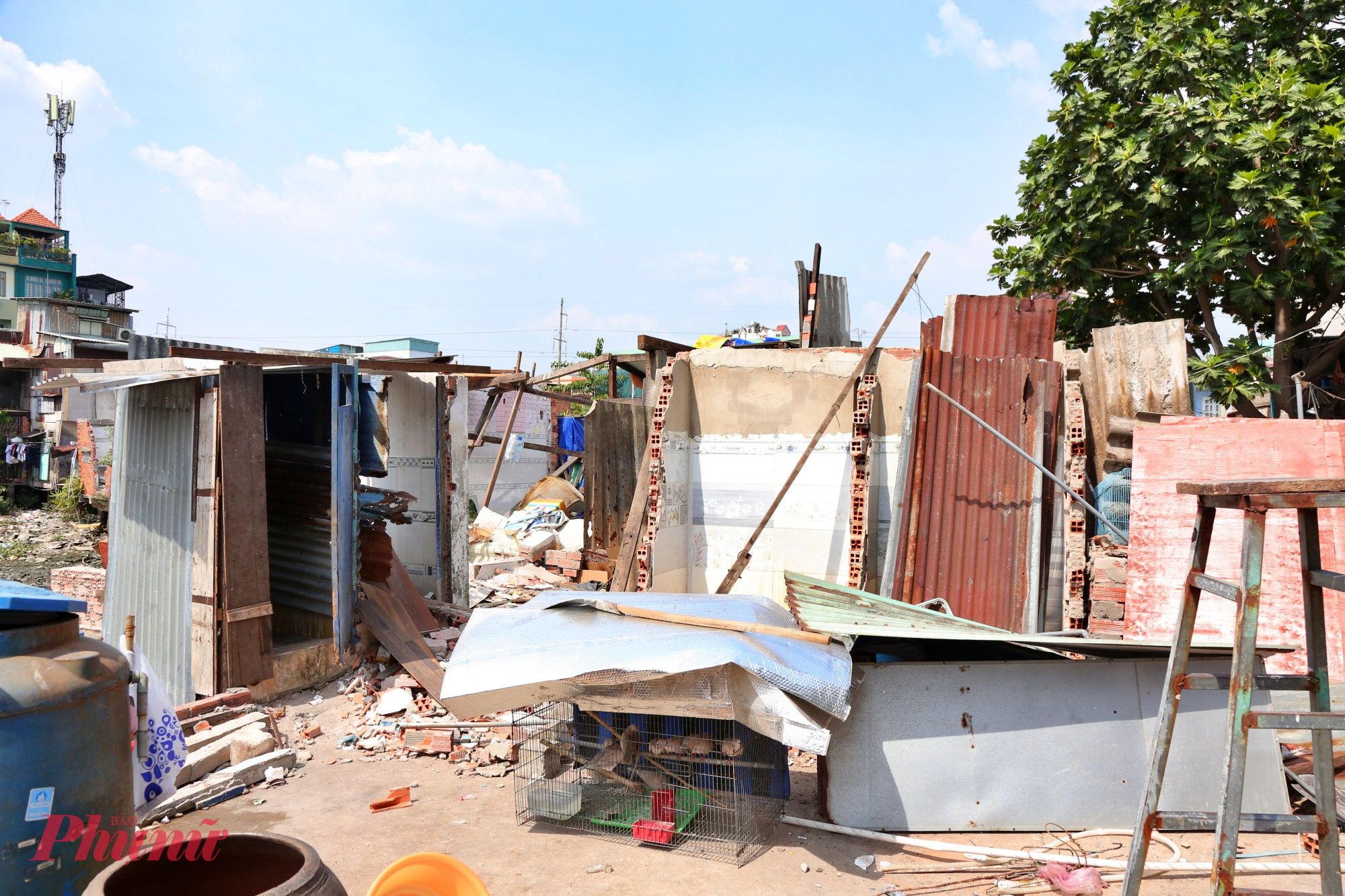 “Giờ tôi tháo dỡ xong hết rồi, chỉ còn dọn dẹp lại cho gọn gàng, sau đó chỉnh trang chút đỉnh đặng ăn Tết cho đàng hoàng”, ông Hồng nói. 