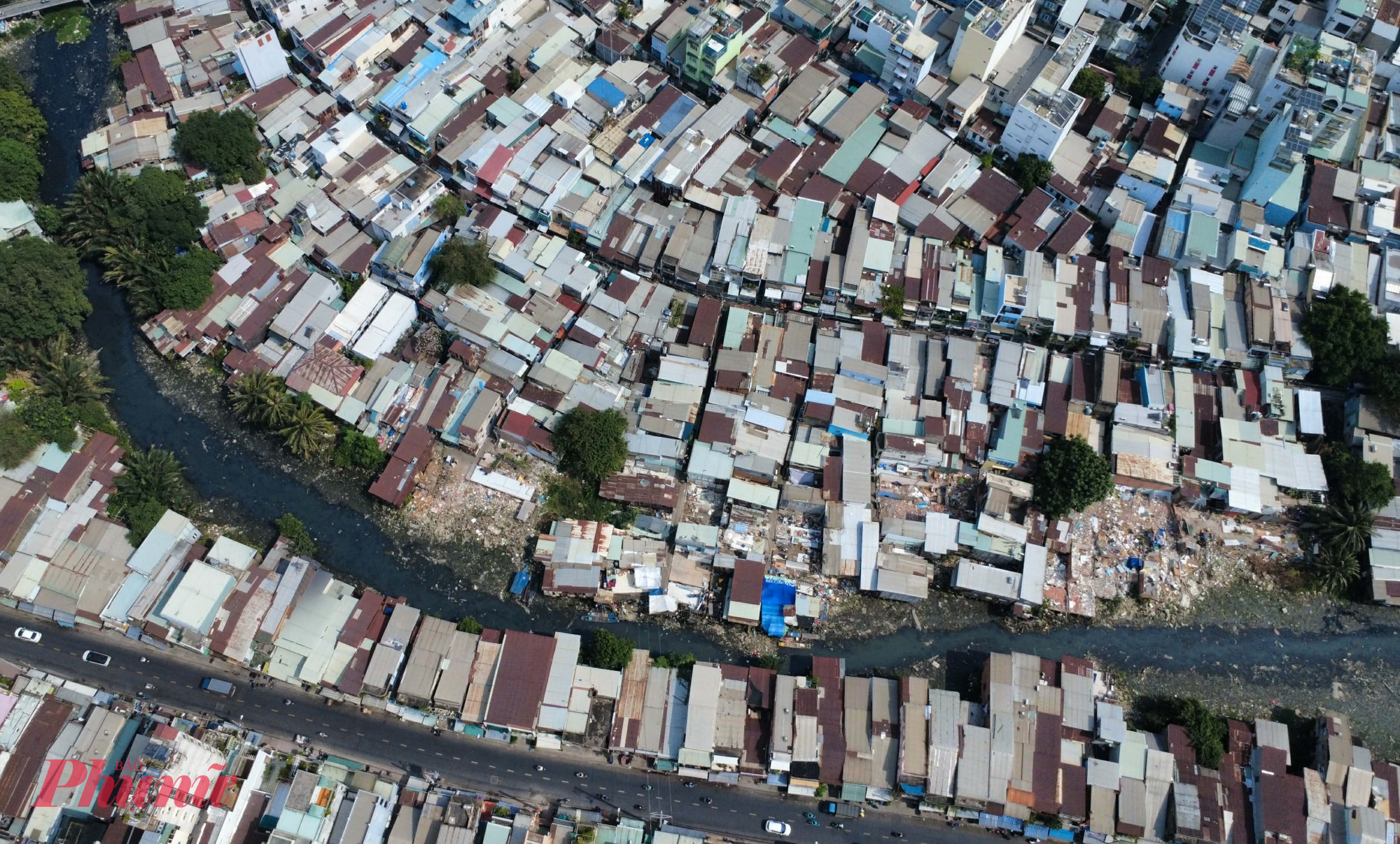 Ghi nhận tại phường Gia Định, TPHCM nhiều hộ dân thuộc diện giải tỏa, di dời đang tranh thủ tháo dỡ nhà, hoàn thiện những phần sửa sang còn lại để kịp đón Tết. 