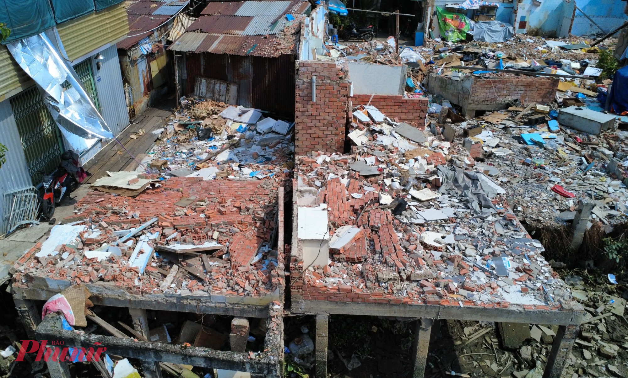 Dự án cải tạo rạch Xuyên Tâm ảnh hưởng đến khoảng 2.200 hộ dân và tổ chức, chủ yếu thuộc 4 phường: Gia Định, Bình Thạnh, Bình Lợi Trung và An Nhơn (thuộc địa bàn quận Bình Thạnh và quận Gò Vấp trước đây). Các hộ dân di dời để nhường chỗ cho hạ tầng bờ kè, đường giao thông, vỉa hè và các công trình công cộng khác.