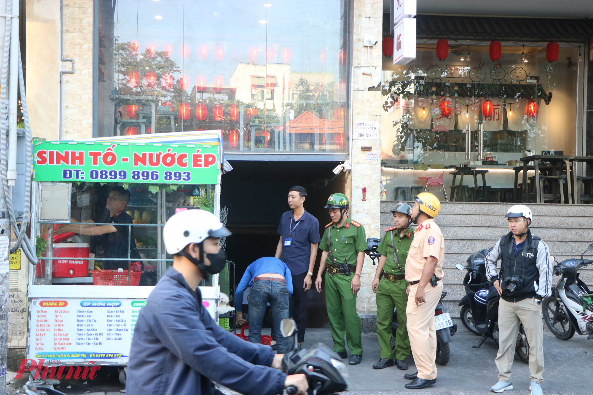 Một trường hợp lấn chiếm vỉa hè, cạnh trường Hutech bị xử lý - Ảnh: Minh Mẫn