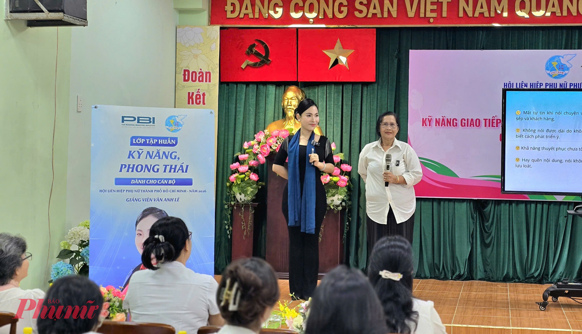 Các chị được hướng dẫn thực hành kỷ năng nói chuyện nói chuyện trước công chúng - Ảnh: Trang Nguyễn  