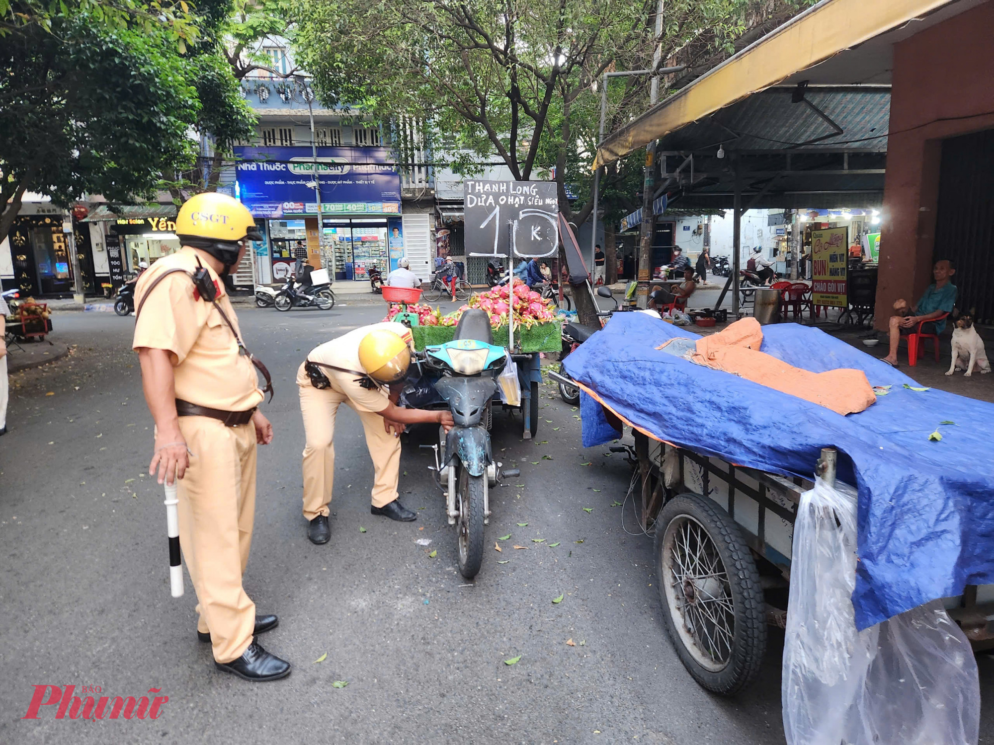 Các xe tự chế đậu dưới lòng đường để họp chợ tự phát bị xử phạt.