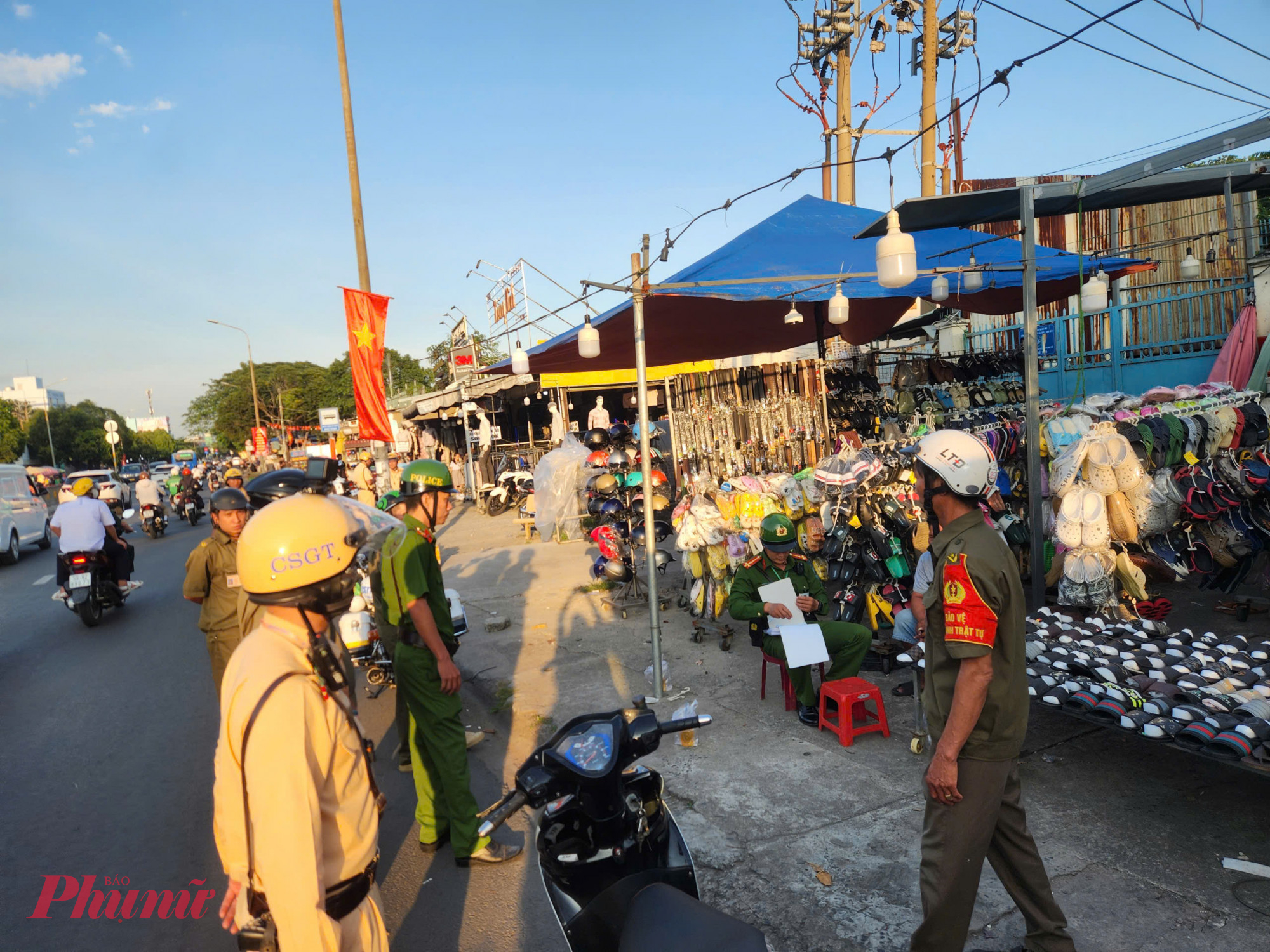 Trong quá trình ra quân, các lực lượng Công an TPHCM, Công an các phường đã lập biên bản nhiều trường hợp vi phạm như buôn bán, kinh doanh lấn chiếm vỉa hè, lòng đường; để xe trái phép; buôn bán hàng hóa nhỏ lẻ trên các tuyến đường cấm; sử dụng tạm thời lòng đường, vỉa hè vào mục đích khác khi chưa được cơ quan có thẩm quyền cấp phép. Một số phương tiện vi phạm đã bị tạm giữ theo quy định để phục vụ công tác xử lý.