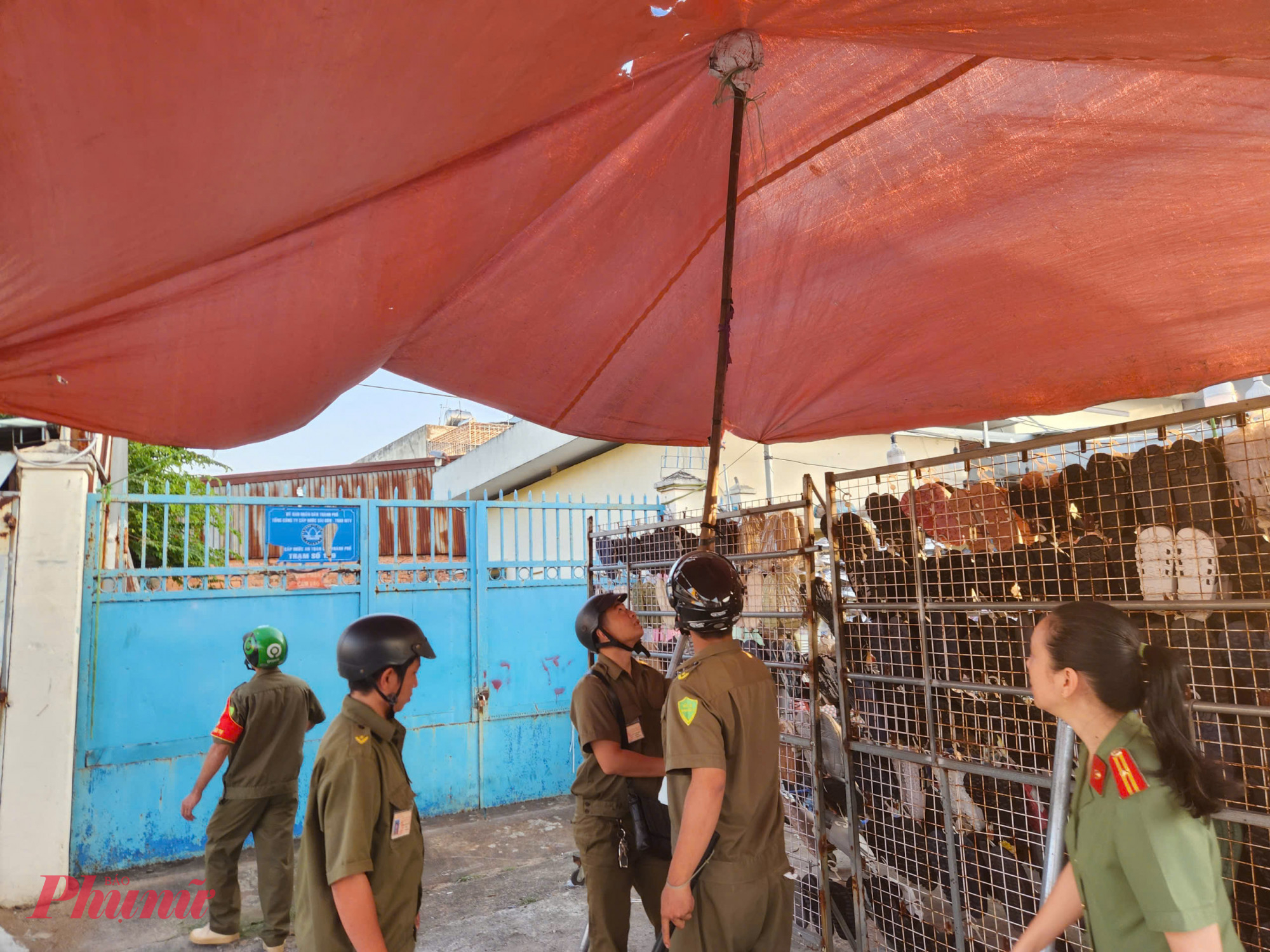 Đại diện Công an phường Tân Sơn cho biết cho biết, sau gần 1 tuần ra quân, đến nay các tuyến đường chính trên địa bàn đã gọn gàng, trật tự hơn so với trước. Ban đầu mới ra quân, việc xử lý vi phạm vẫn gặp khó khăn do đặc thù địa bàn giáp ranh và tình trạng người dân từ nơi khác đến buôn bán trái phép. Tuy nhiên, lực lượng chức năng kiên quyết xử lý dứt điểm. Hiện chính quyền địa phương sẽ tăng cường tuyên truyền, vận động người dân chấp hành nghiêm các quy định pháp luật, không buôn bán, họp chợ trái phép trên lòng đường để đảm bảo an toàn giao thông và văn minh đô thị. 