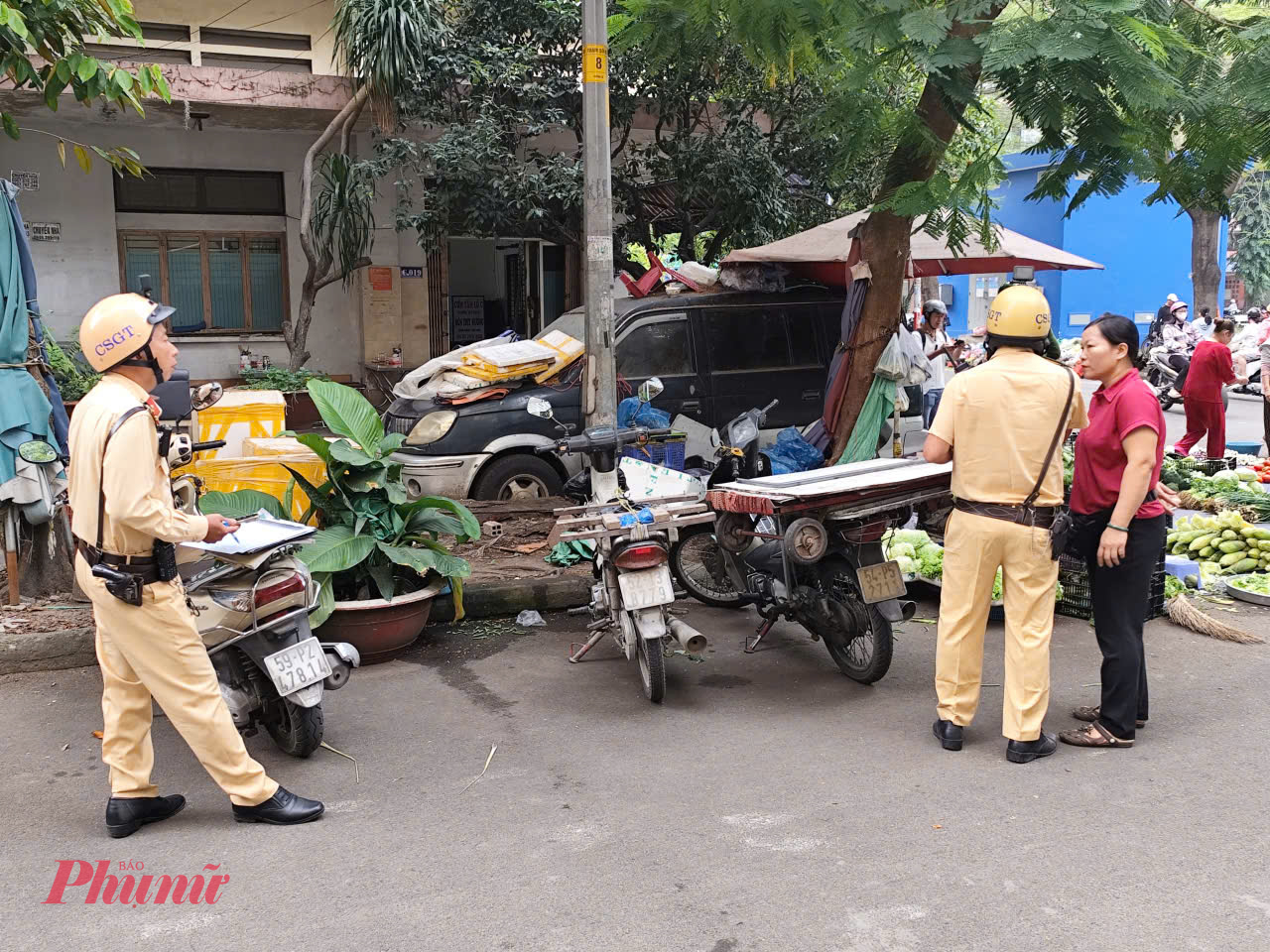 Việc đậu xe dưới lòng đường để họp chợ cũng bị xử lý theo quy định.