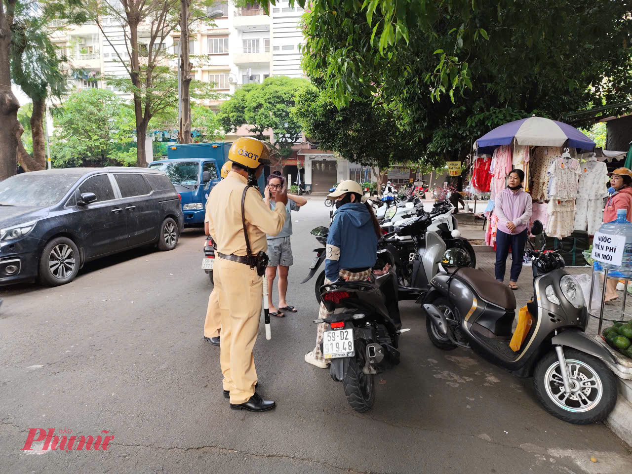 Người dân đi mua hàng rau củ và để xe dưới lòng đường cũng bị lực lượng chức năng nhắc nhở và xử phạt.