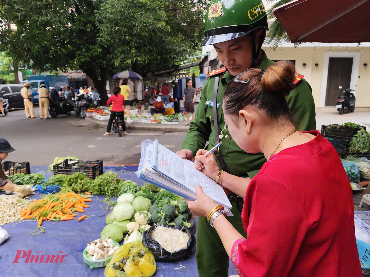 Nhiều trường hợp buôn bán, họp chợ giữa đường đã bị xử phạt.