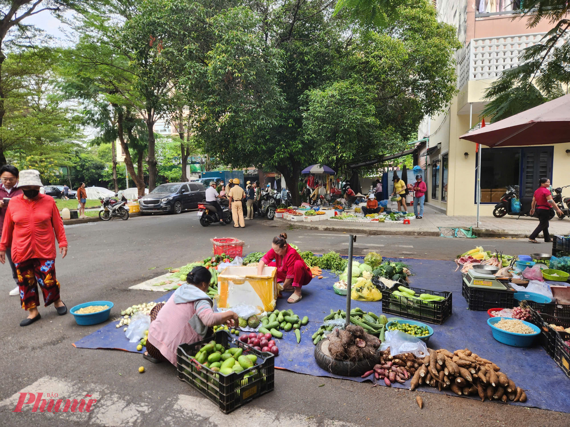 Đáng chú ý, khu chợ tự phát nằm giữa đường trong khu chung cư Tây Thạnh, nơi từ lâu tồn tại tình trạng người dân bày bán hàng hóa tràn lan dưới lòng đường, vỉa hè.