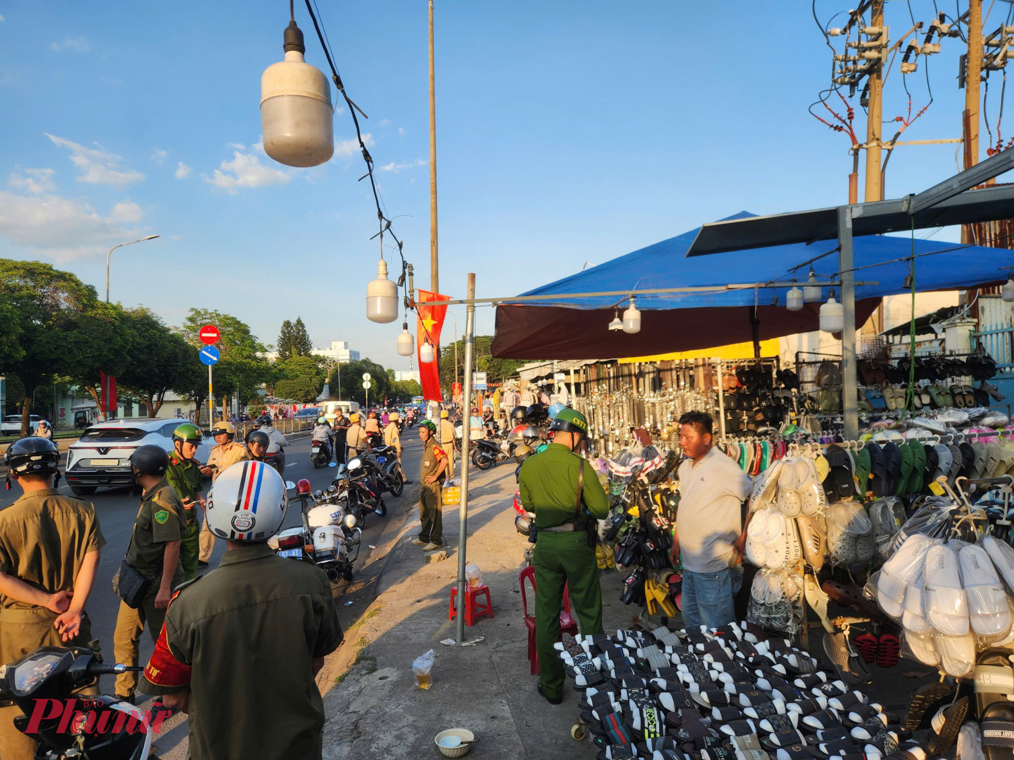 Trên đường Tây Thạnh, những ngày qua lực lượng chức năng cũng quyết liệt xử lý tình trạng lấn chiếm vỉa hè để buôn bán. Ghi nhận chiều 21/1, lực lực chức năng đã nhắc nhở và xử phạt nhiều trường hợp sử dụng lòng đường, vỉa hè trái phép để buôn bán quần áo, giày dép. 