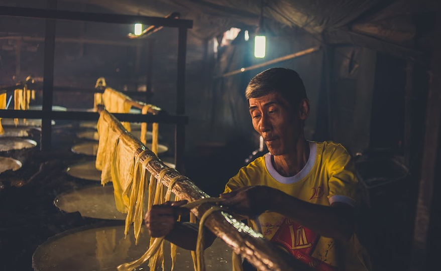 Đến làng tàu hũ ky Mỹ Hòa, du khách không chỉ được tìm hiểu về làng nghề trăm tuổi và quy trình làm nên nguyên liệu quen thuộc của bữa cơm Việt, mà còn có dịp chiêm ngưỡng khung cảnh lao động nên thơ: những dàn bếp đỏ lửa suốt ngày, đôi tay thoăn thoắt vớt từng lớp váng đậu, những sào tre phơi tàu hủ ky khi mờ ảo trong làn khói bếp, lúc lại vàng ruộm dưới nắng miền Tây - Ảnh: An Bui