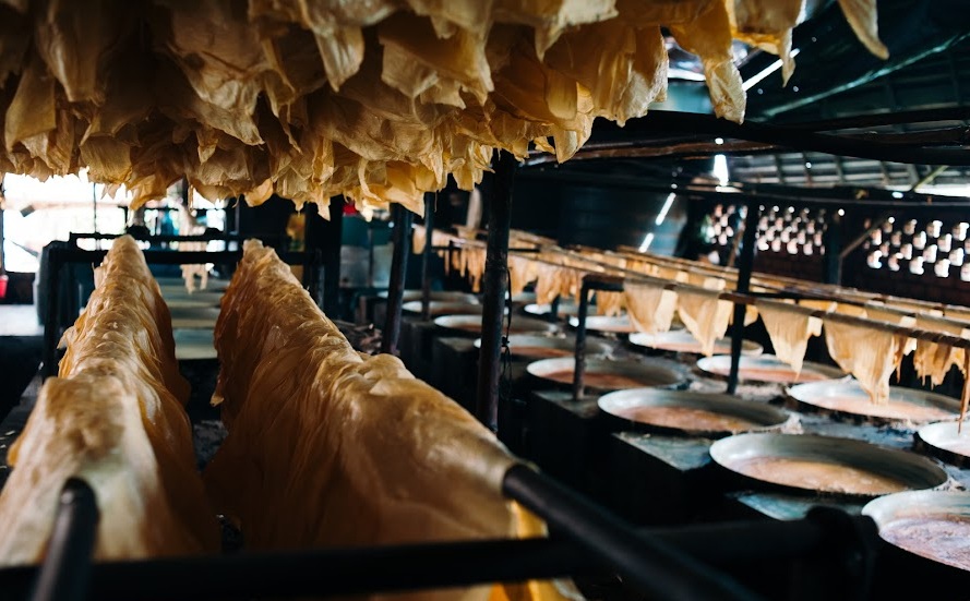 Cách TPHCM khoảng 160km, làng tàu hủ ky Mỹ Hòa (Vĩnh Long) đã hình thành gần một thế kỷ, nổi tiếng với nghề làm tàu hũ ky thủ công. Những ngày cận tết, làng nghề hoạt động gần như không nghỉ, bếp lửa đỏ suốt ngày đêm - Ảnh: An Bùi