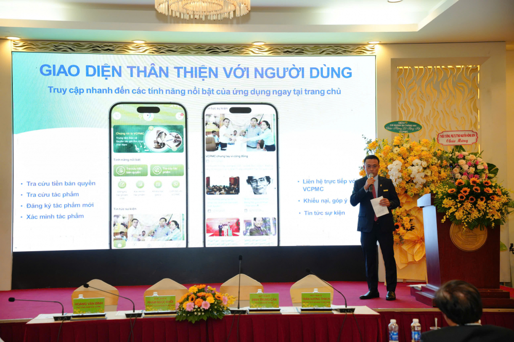 Phó Tổng Giám đốc VCPMC trình bày về ứng dụng mới của Trung tâm - Ảnh: Trần Lệ Chiến