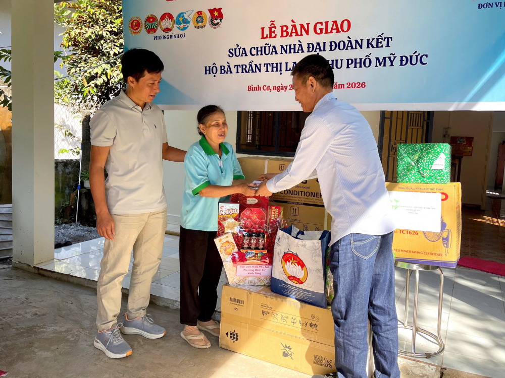 Lãnh đạo công ty TNHH Sơn Công Nghiệp Thái Dương, công ty TNHH sản xuất TNT Việt Nam (thương hiệu giày dép NESTY) thăm hỏi và trao quà hỗ trợ đến gia đình bà Trần Thị Lan