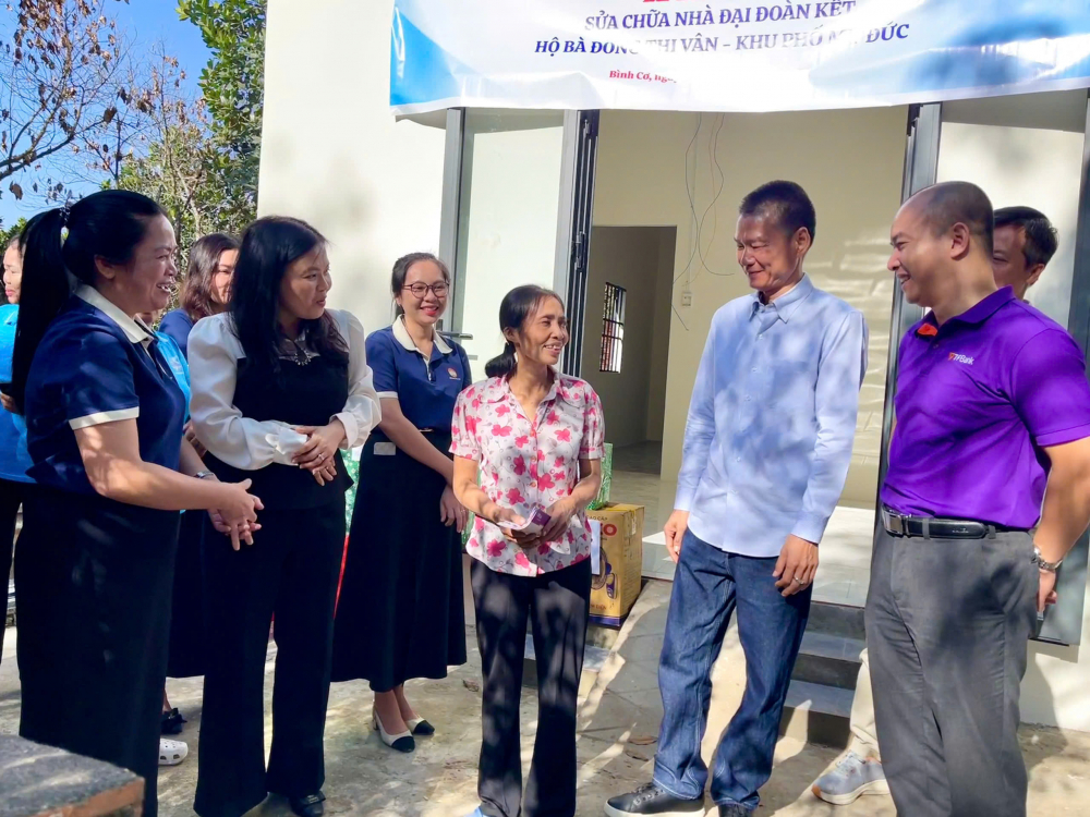 Bà Đồng Thị Vân (giữa) vui mừng khi nhận được ngôi nhà mới. Bà gửi lời cảm ơn đến lãnh đạo địa phương, nhà tài trợ đã quan tâm,chăm lo cho gia đình bà 