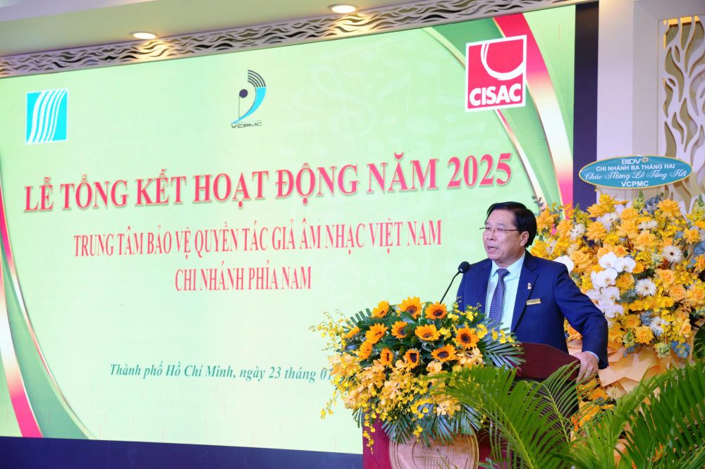 Nhạc sĩ Đinh Trung Cẩn chia sẻ về vấn đề AI trong sáng tác - Ảnh: Trần Lệ Chiến