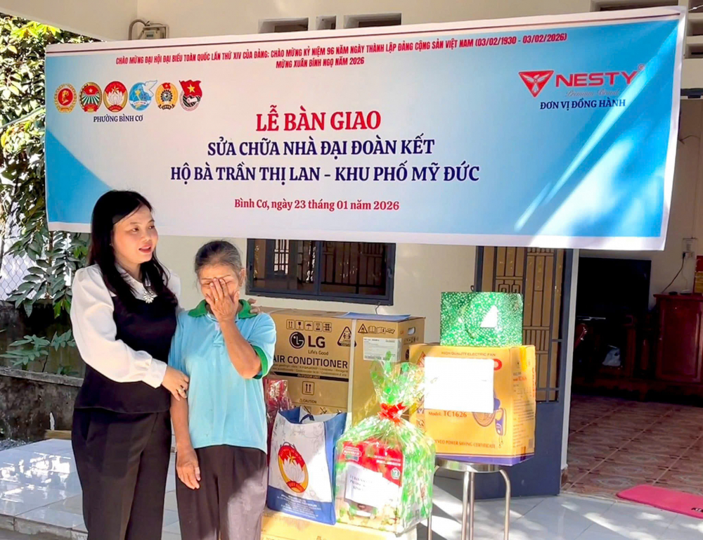 Bà Phan Thị Khánh Duyên - Bí thư Đảng uỷ, Chủ tịch HĐND phường Bình Cơ gửi gắm tình cảm và những lời chúc tốt đẹp đến gia đình bà Trần Thị Lan