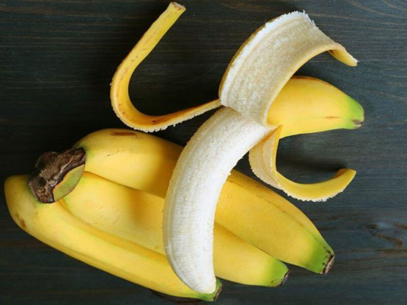 Ít ai biết rằng mặt trong của vỏ chuối chứa nhiều khoáng chất có lợi cho răng như kali và magie. Chỉ cần dùng mặt trong vỏ chuối chà nhẹ lên răng trong vài phút sau khi đánh răng. Thói quen này giúp răng sáng dần mà không gây ê buốt hay tổn hại men răng. Đây là mẹo làm đẹp đơn giản, tiết kiệm và dễ thực hiện tại nhà. Sự nhẹ nhàng của phương pháp này rất phù hợp cho người có răng yếu.