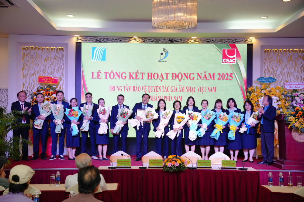 Tri ân các đại diện tập thể VCPMC vì những đóng góp bền bỉ, tinh thần làm việc năng suất và sự cống hiến không ngừng trong công tác bảo vệ quyền tác giả âm nhạc - Ảnh: Trần Lệ Chiến