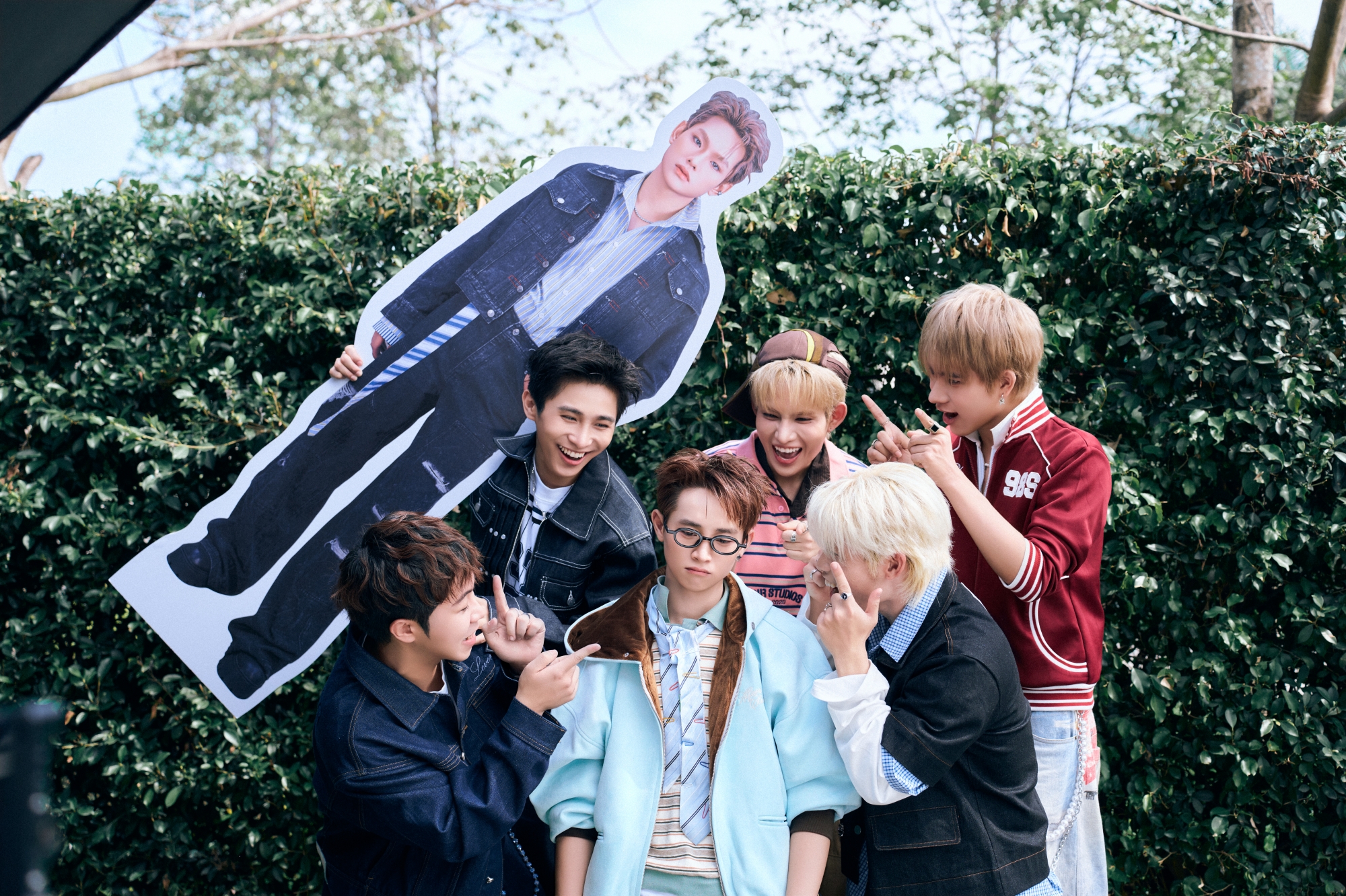 CONGB và các anh trai hỗ trợ anh trong MV Nhớ em 8 lần